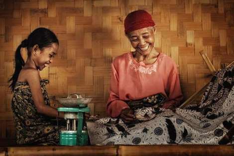 Batik, adalah salah satu masalah kebudayaan di Indonesia karena sering diklaim oleh negara lain.